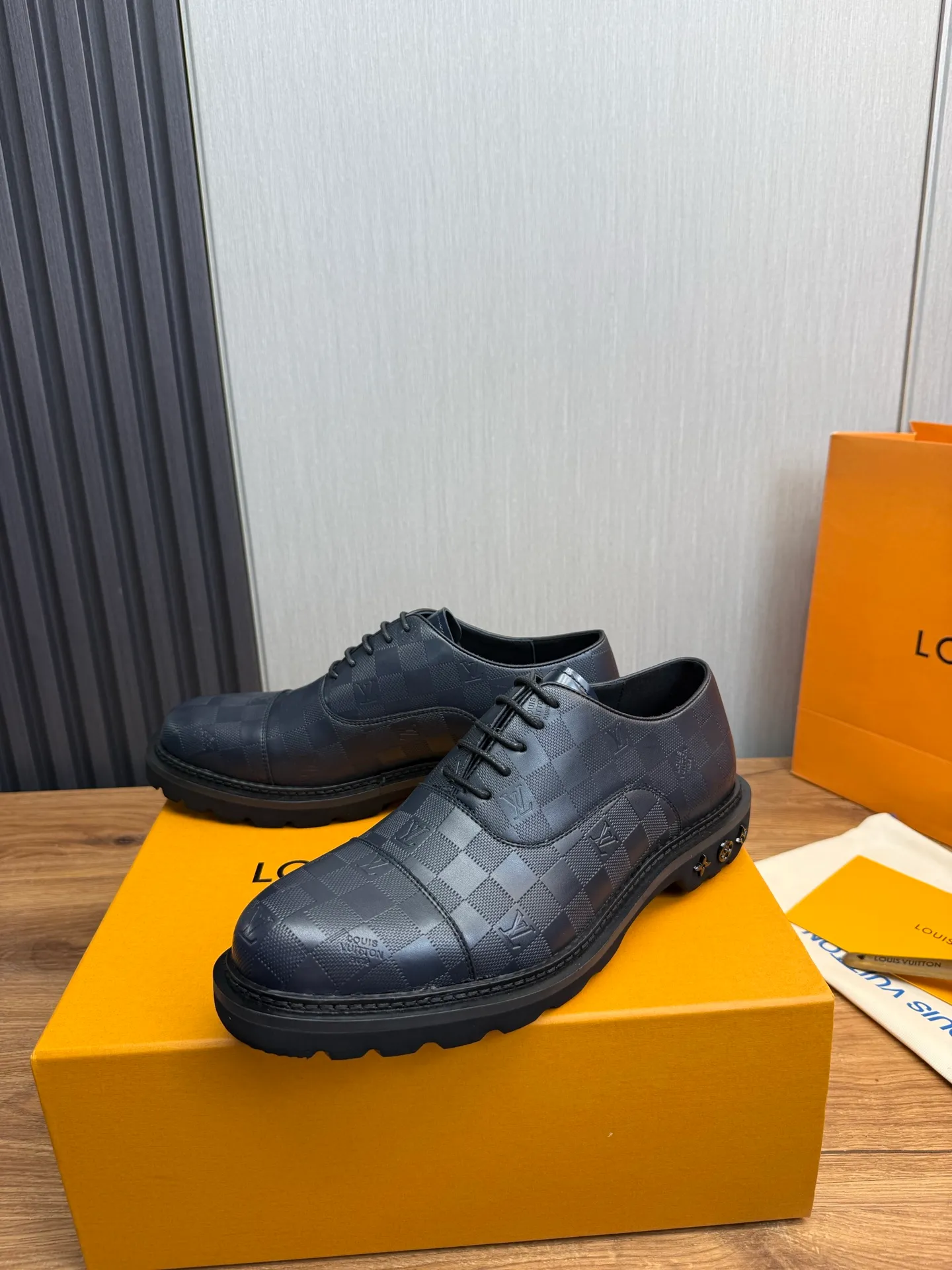 Men's shoes 💰900💰 LV. Men's casual lace-up leather shoes, the latest hot style 🔥 1:1 original purchase quality, top quality goods ⬆️The upper is imported open-edge beaded cowhide, cowhide, and cow suede. The hand-made three-dimensional stitching highlights the round toe design. The inner foot pads are all imported cowhide, with the original wear-resistant foam outsole, matching code 39-44, (38, 45 custom-made, non-refundable)